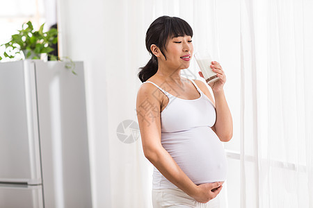 女人简单注视镜头孕妇喝牛奶图片