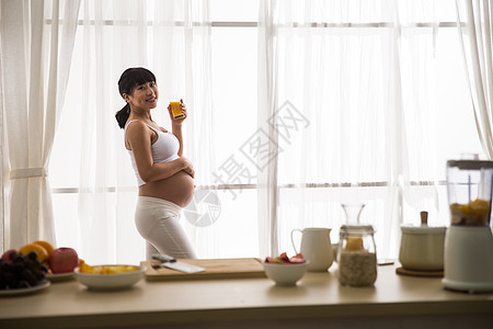 舒适家庭生活青年人孕妇喝果汁图片