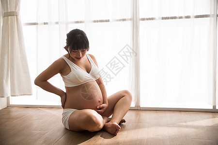 身体关注身体保养关爱幸福的孕妇图片