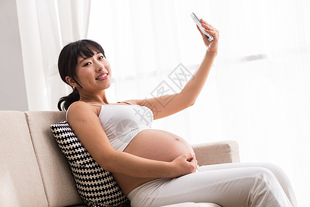 户内拍照简单孕妇用手机自拍图片