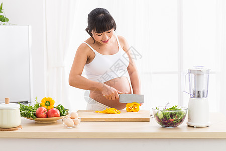 做饭的妈妈半身像东方人仅一个人孕妇做饭背景