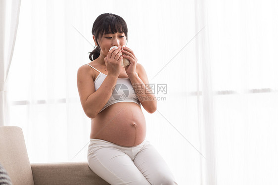 仅一个人母亲大半身幸福的孕妇图片