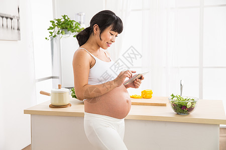 仅女人孕育幸福孕妇看平板电脑图片