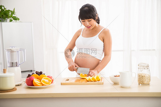 温馨孕妇做饭图片