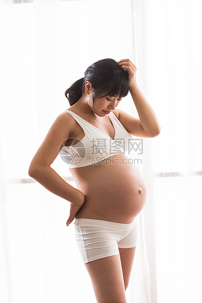 起居室幸福的孕妇图片