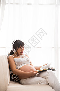 听音乐的孕妇看书图片