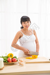 起居室怀孕孕妇做饭图片