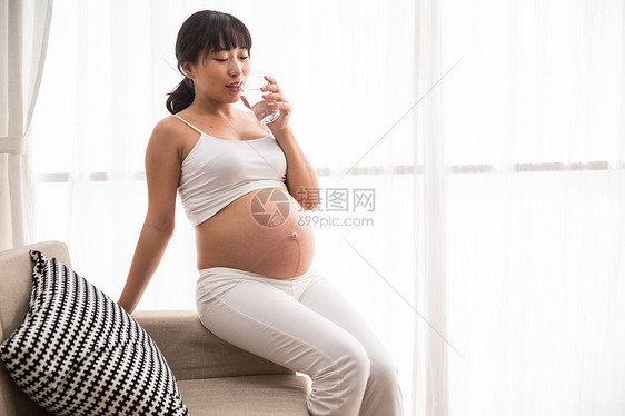 幸福的孕妇喝牛奶图片