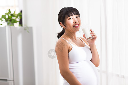 休闲孕妇喝牛奶图片