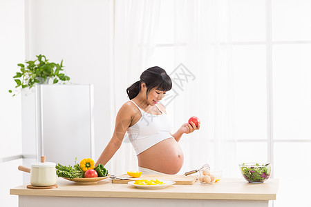 青年女人微笑幸福的孕妇图片