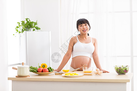 做饭的妈妈露出肚子的孕妇做饭背景