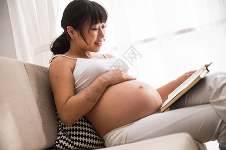 孕妇看书背景图片