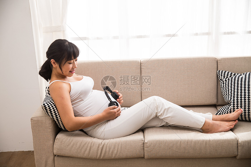 沙发上听音乐放松的孕妇图片