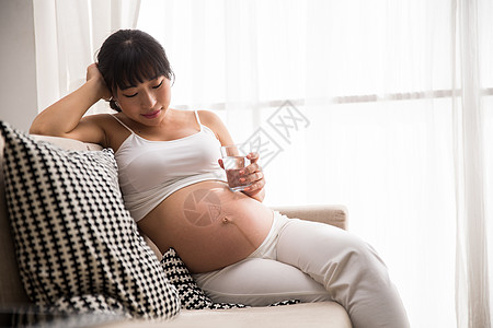 幸福的孕妇喝水图片
