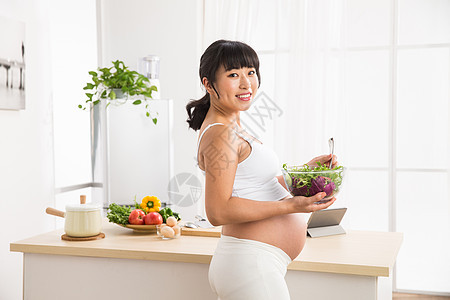 幸福孕妇吃蔬菜沙拉图片
