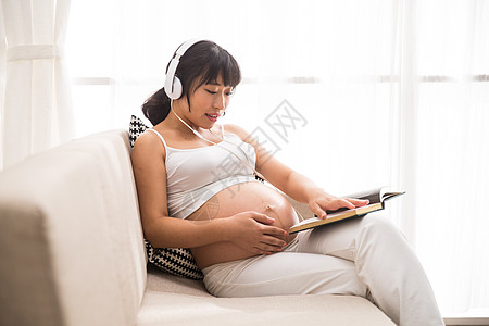 孕妇听音乐看书图片