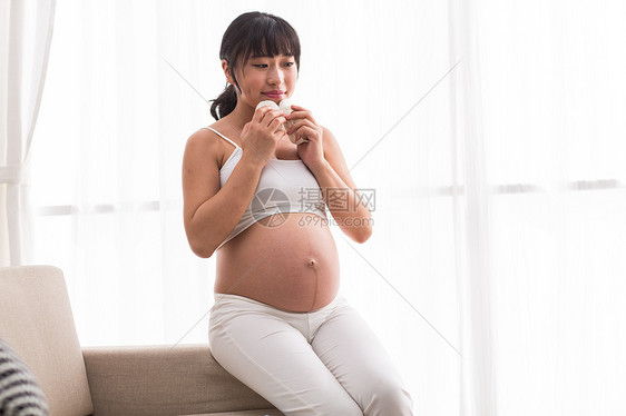 关爱坐着水平构图幸福的孕妇图片
