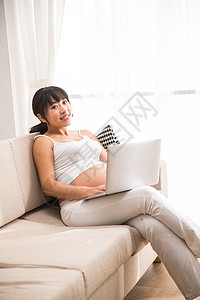 坐着生长简单孕妇使用电脑图片