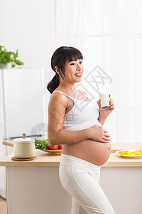 期待开放式厨房希望孕妇喝牛奶图片