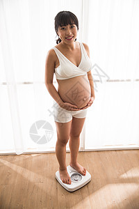 青年女人期待人孕妇称体重图片