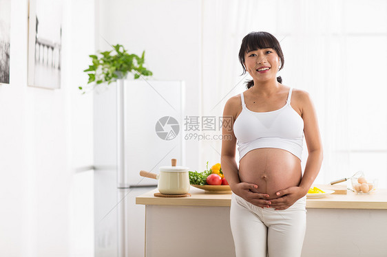 水平构图青年女人开放式厨房幸福的孕妇图片