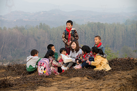 努力亚洲人学校乡村教师和小学生在户外学习图片