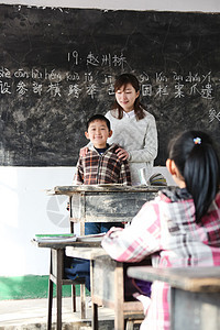 摄影天真信心乡村女教师和小学生在教室里图片