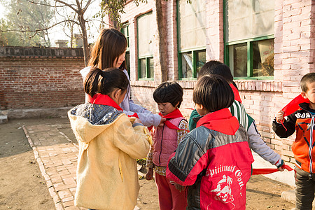 在校生希望工程男生乡村教师和小学生在学校里高清图片