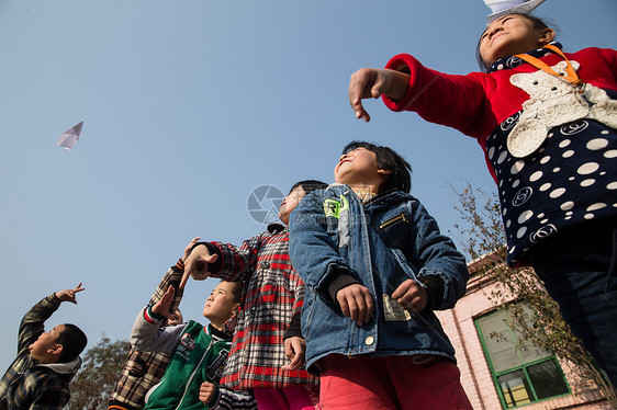 希望校园责任乡村小学生在学校放纸飞机图片