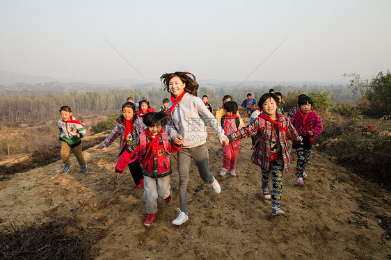 成年人摄影彩色图片乡村女教师和学生在玩耍图片