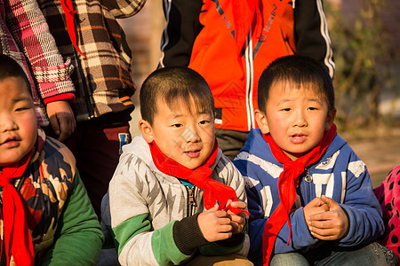 教育兴奋男生欢乐的乡村小学生图片