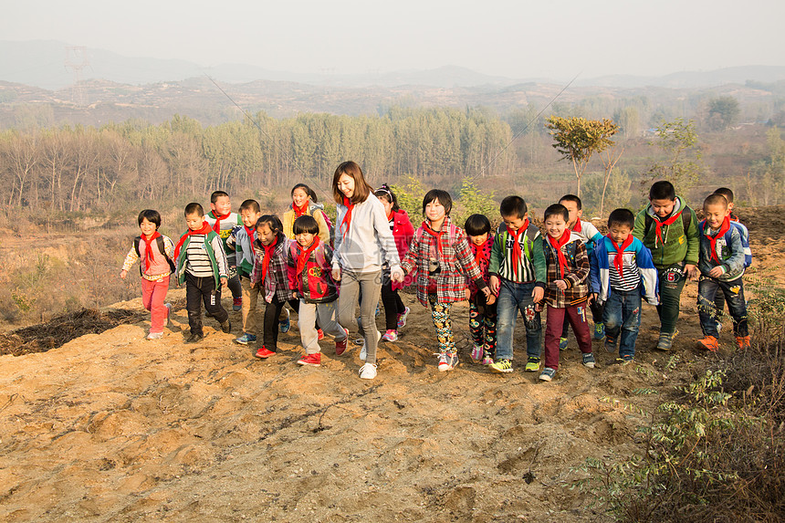 在校生跑可爱的乡村女教师和学生在玩耍图片