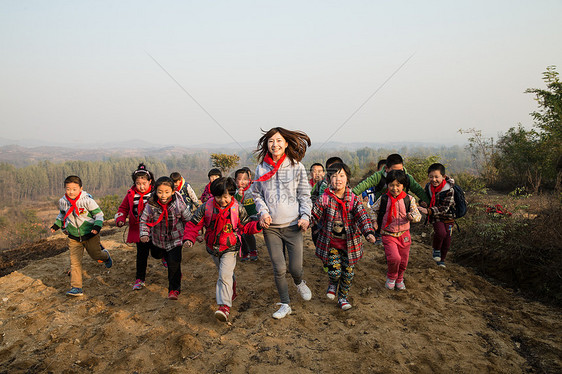 白昼红领巾乡村女教师和学生在玩耍图片