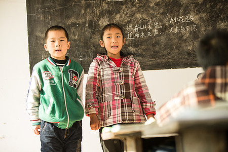 责任亚洲人两个人乡村小学里的小学生图片