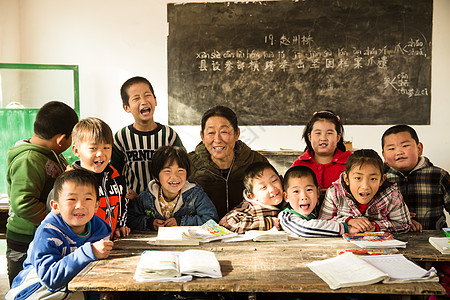 天真欢乐成年人乡村女教师和小学生在教室里高清图片