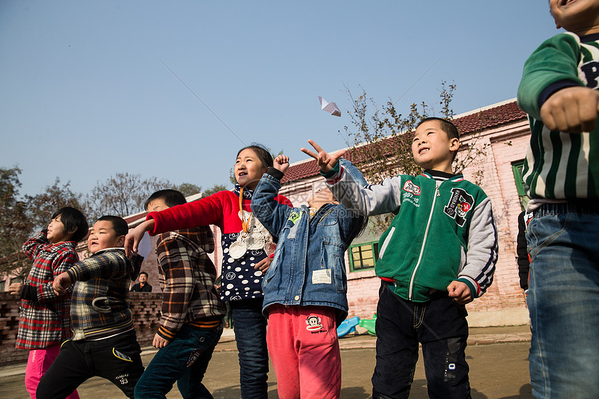 水平构图玩耍希望小学乡村小学生在学校放纸飞机图片