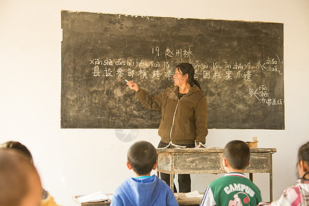 亚洲人中老年女人信心乡村女教师和小学生在教室里图片