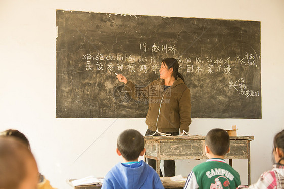 亚洲人中老年女人信心乡村女教师和小学生在教室里图片