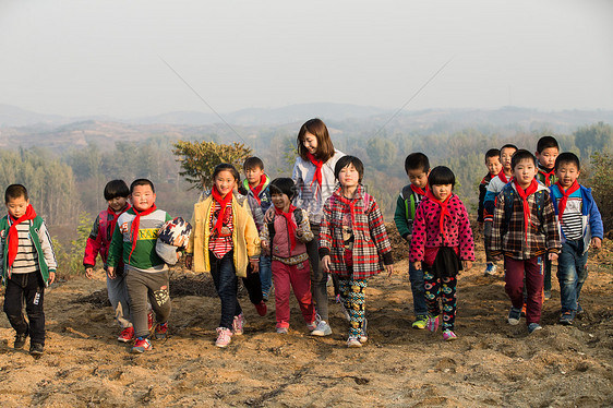 希望男生女生乡村女教师和学生在玩耍图片