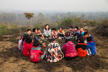 女孩女人努力乡村教师和小学生在户外学习图片