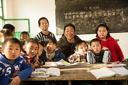 中老年人50到54岁老师乡村女教师和小学生在教室里图片