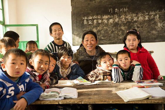 中老年人50到54岁老师乡村女教师和小学生在教室里图片