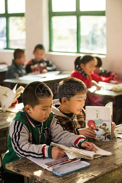 乡村小学里的小学生图片