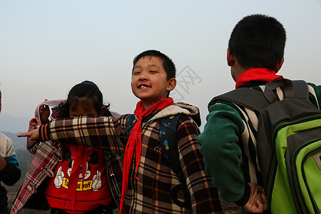 学习知识的乡村小学生放学图片