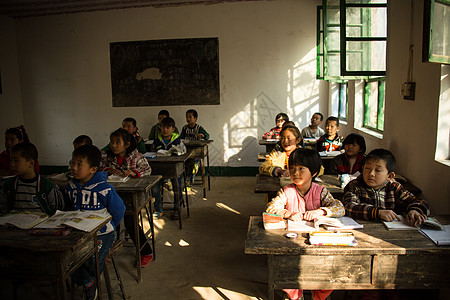 乡村小学里的小学生上课图片