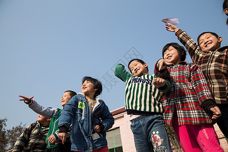 贫穷乡村小学生在学校放纸飞机图片