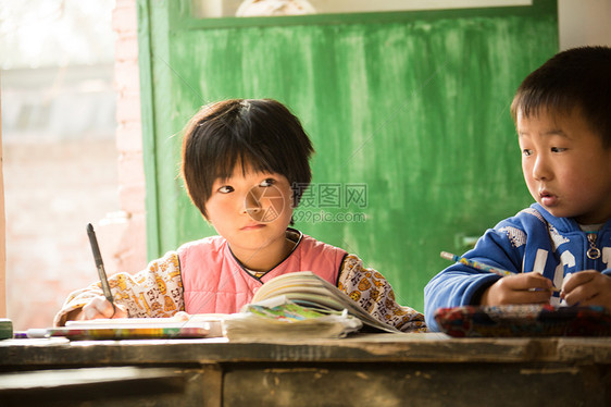 乡村小学里的小学生图片