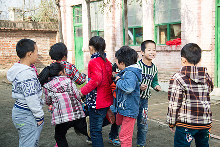 风景权利的游戏下课努力户外乡村小学生在学校背景