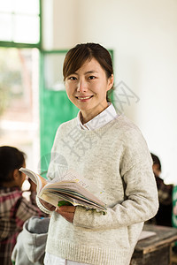 乡村女教师和小学生在教室里图片