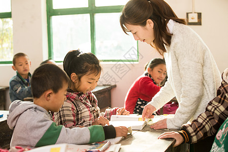 智慧学习乡村女教师和小学生在教室里背景